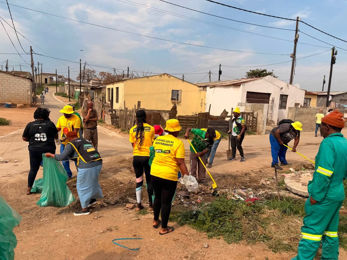 ANC REC member Cde Yolisa Pali-Jongilanga joins Ward 26 volunteers in a Letsema campaign in Soweto-on-Sea