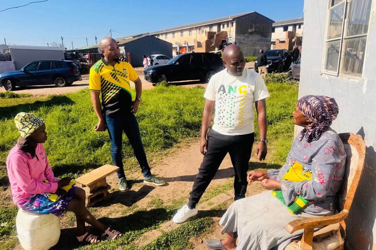Regional Secretary Siphiwo Tshaka engages a resident during the ANC final voter registration weekend