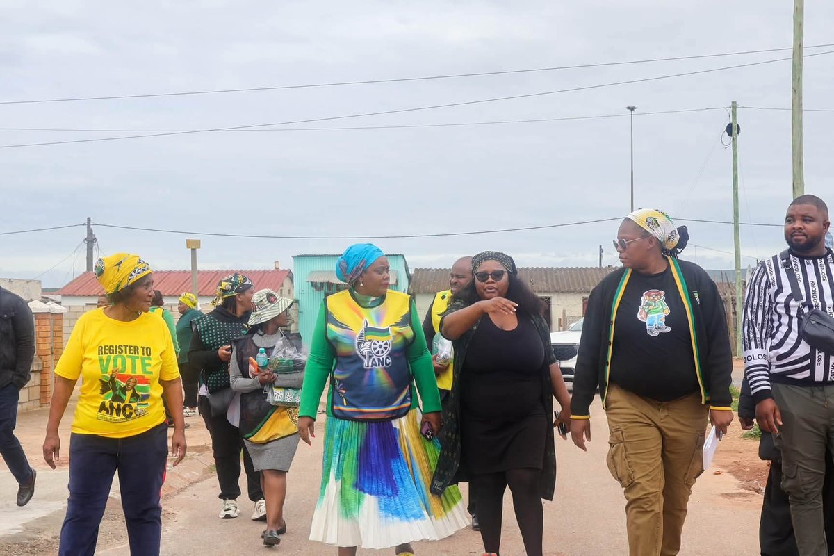 NEC member and convener of deployees Cde Mmamoloko Kubayi and Zonal Elections Task Team Coordinator Cde Noxolo Koko with ANC members and leaders at the Mzwabantu Fanayo Branch briefing in Ward 46
