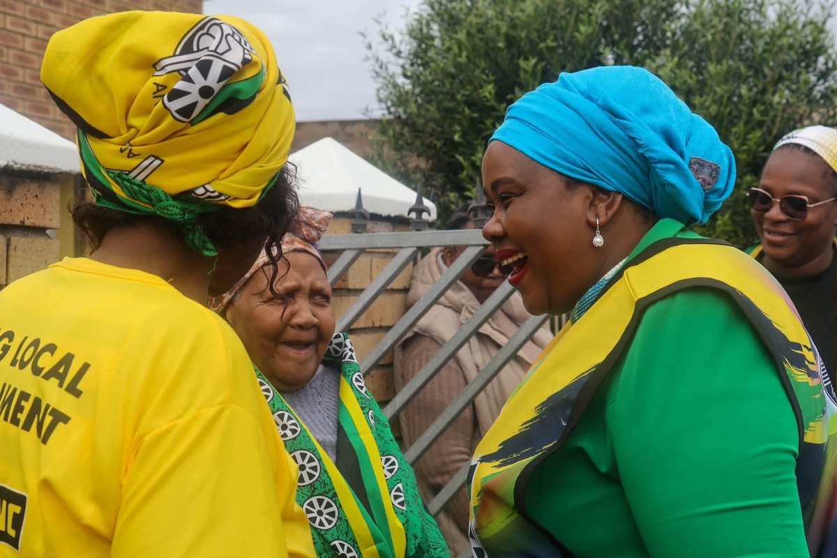 NEC member Cde Mmamoloko Kubayi shares a light moment with an ANC stalwart during the Ward 46 campaign