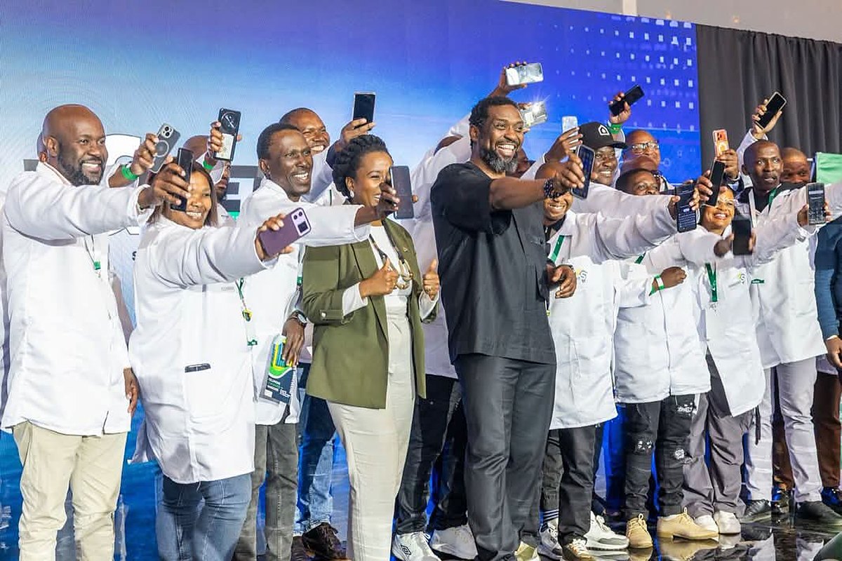 Minister Buti Manamela posing for a photo with beneficiaries of the W&RSETA Cellphone Repair Programme